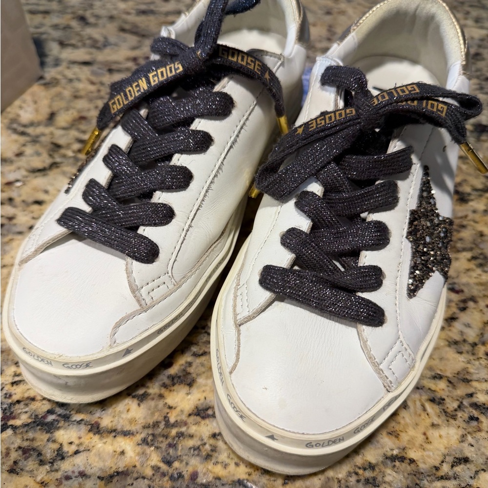 Golden Goose Women's Cream and Gold Sneakers with Black Star - Picture 2 of 4